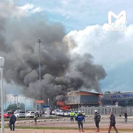 В Минводах загорелось здание рядом с аэропортом