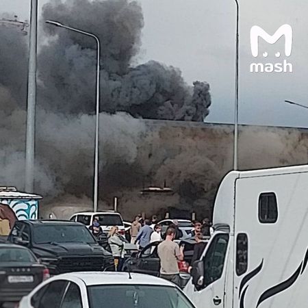 В Минводах загорелось здание рядом с аэропортом