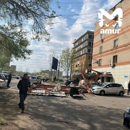 Ураганный ветер бушует в Хабаровске