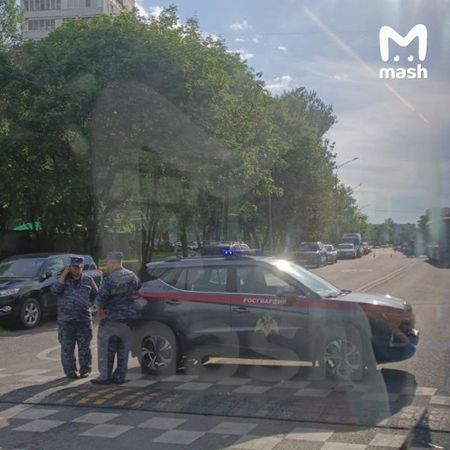 На севере Москвы неизвестный устроил стрельбу из окна многоэтажки, есть пострадавшие
