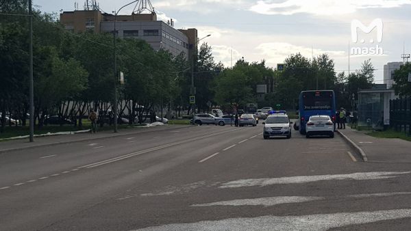 На севере Москвы неизвестный устроил стрельбу из окна многоэтажки, есть пострадавшие