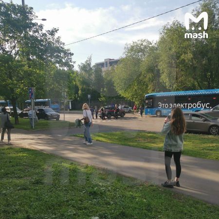 На севере Москвы неизвестный устроил стрельбу из окна многоэтажки, есть пострадавшие