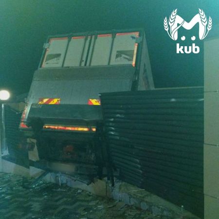 Фура "Магнита" с неисправными тормозами протаранила частный дом в Сочи