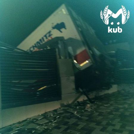Фура "Магнита" с неисправными тормозами протаранила частный дом в Сочи