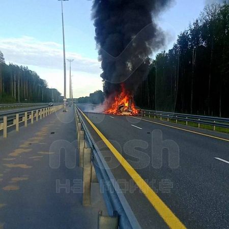 На трассе Москва — Санкт-Петербург загорелась фура: фото с места
