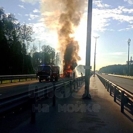 На трассе Москва — Санкт-Петербург загорелась фура: фото с места
