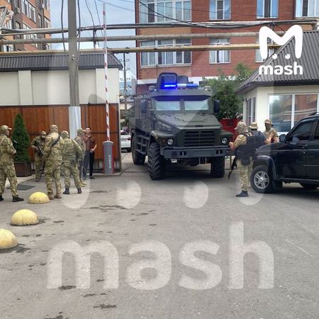 В Махачкале силовики окружили школу имени Абдулманапа Нурмагомедова