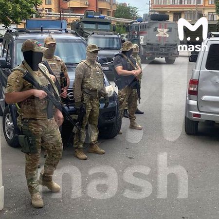 В Махачкале силовики окружили школу имени Абдулманапа Нурмагомедова