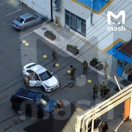 В Махачкале силовики окружили школу имени Абдулманапа Нурмагомедова