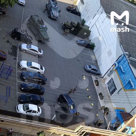 В Махачкале силовики окружили школу имени Абдулманапа Нурмагомедова