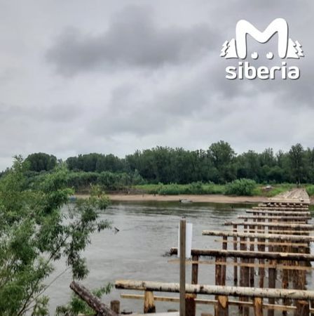 Жителям кузбасской деревни приходится переплывать реку, чтобы попасть домой