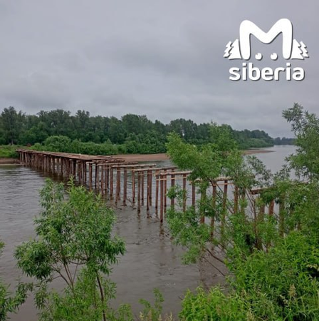 Жителям кузбасской деревни приходится переплывать реку, чтобы попасть домой