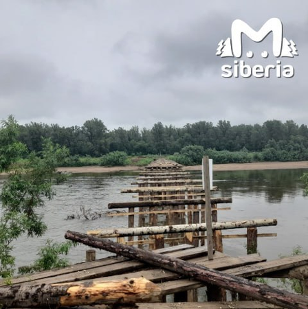 Жителям кузбасской деревни приходится переплывать реку, чтобы попасть домой