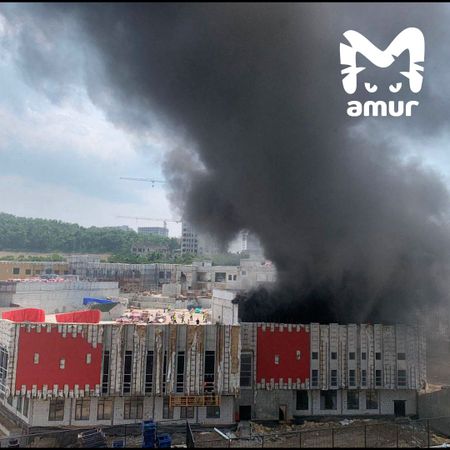 Недостроенная школа горит во Владивостоке