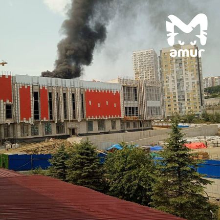 Недостроенная школа горит во Владивостоке