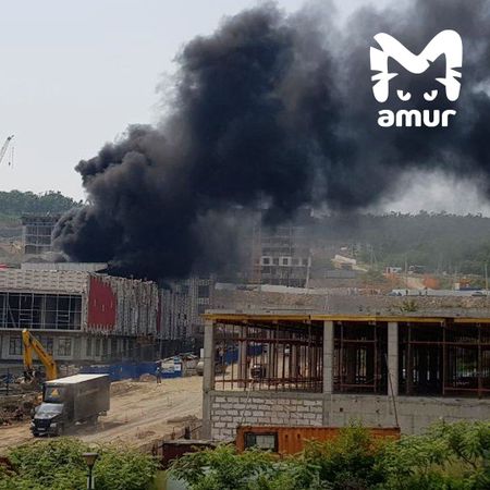 Недостроенная школа горит во Владивостоке