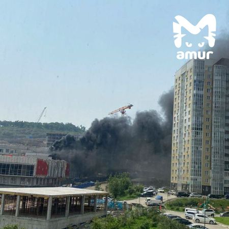 Недостроенная школа горит во Владивостоке