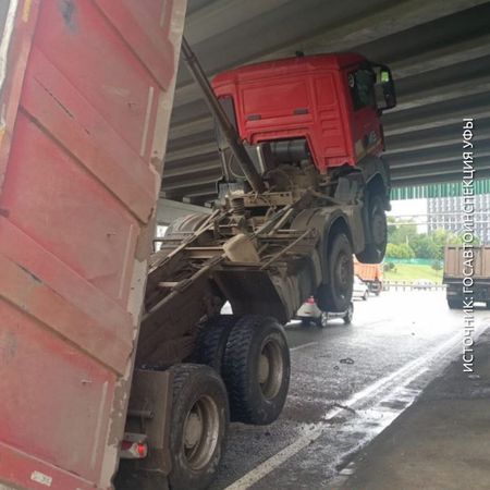 Водитель самосвала забыл опустить кузов и зацепился за мост на Салаватке