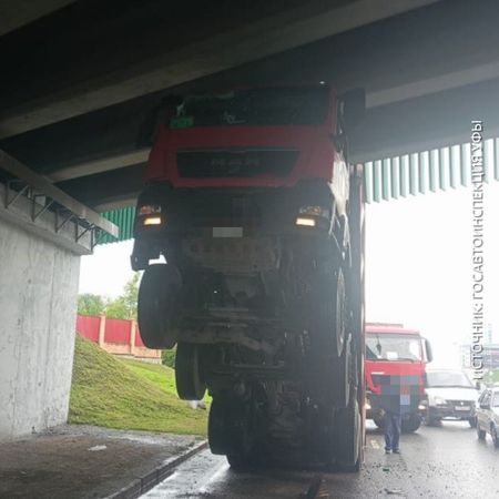 Водитель самосвала забыл опустить кузов и зацепился за мост на Салаватке