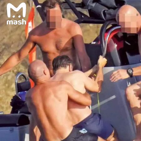 Президента Франции Эмманюэля Макрона, целующегося с мужчиной, сфотографировали на отдыхе