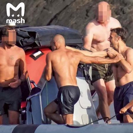 Президента Франции Эмманюэля Макрона, целующегося с мужчиной, сфотографировали на отдыхе