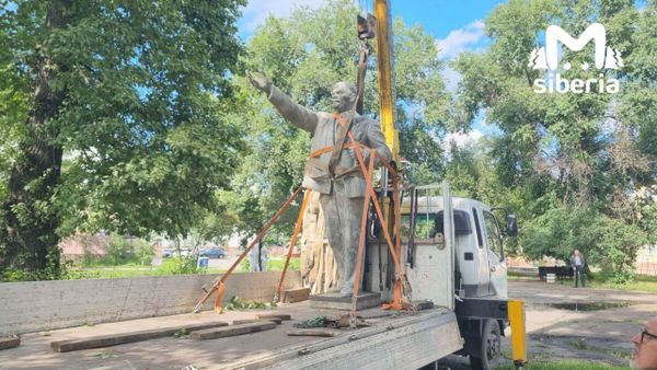 Каменного Ленина сдуло ветром в Новокузнецке