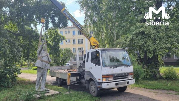 Каменного Ленина сдуло ветром в Новокузнецке