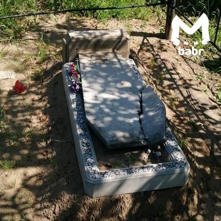 Вандалы разгромили памятники на кладбище в Зиминском районе