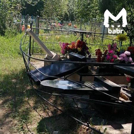 Вандалы разгромили памятники на кладбище в Зиминском районе