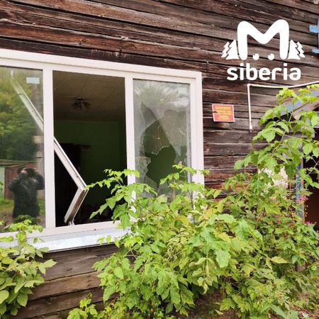 Неизвестный разгромил окна в квартире аварийного дома в Новосибирске