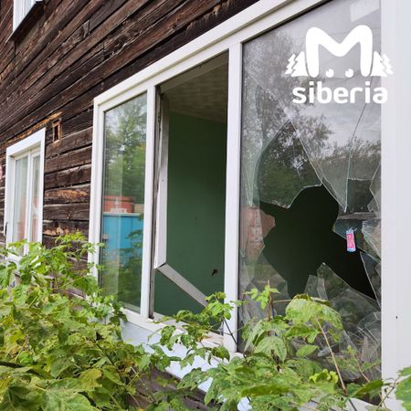 Неизвестный разгромил окна в квартире аварийного дома в Новосибирске