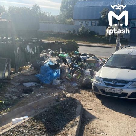 В Авиастрое снова растёт гора мусора