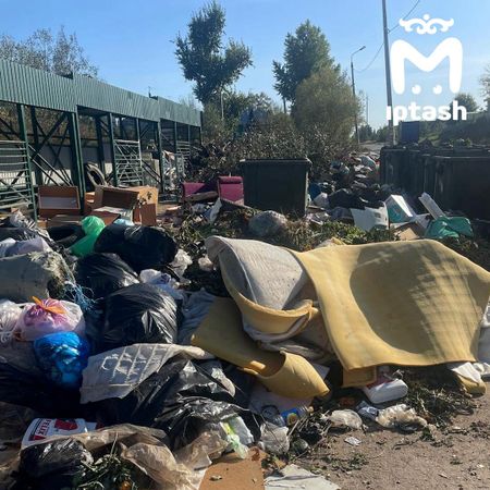 В Авиастрое снова растёт гора мусора