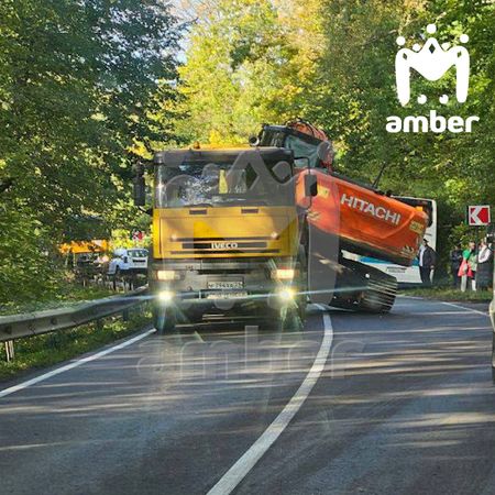 Автобус съехал в кювет из-за аварии между тягачом и грузовиком