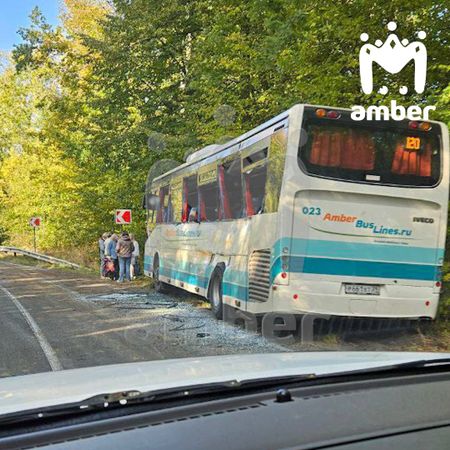 Автобус съехал в кювет из-за аварии между тягачом и грузовиком
