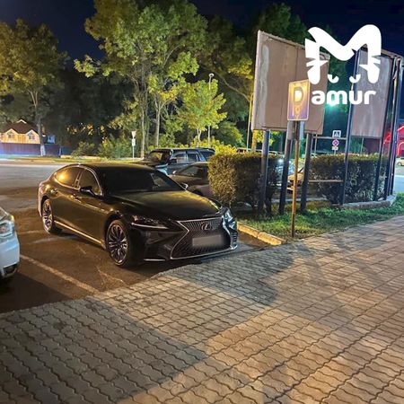Мэр Дальнегорска паркует свой Lexus на местах для инвалидов