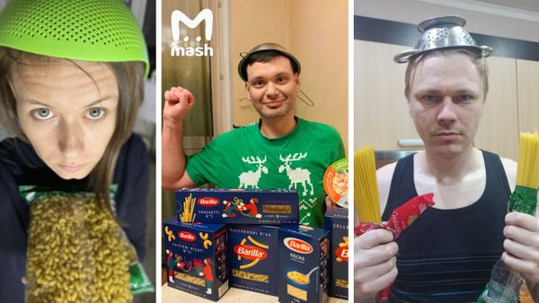 Сотни людей устроили флешмоб в поддержку учительницы из Химок с дуршлагом на голове