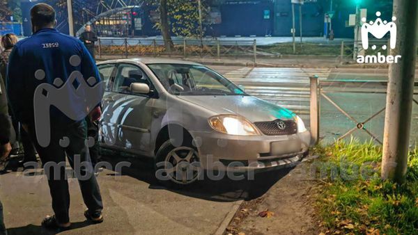 В Калининграде "Крайслер" без номеров столкнулся на высокой скорости с тремя машинами и скрылся