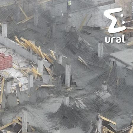 В Екатеринбурге на Эльмаше на рабочего обрушился потолок