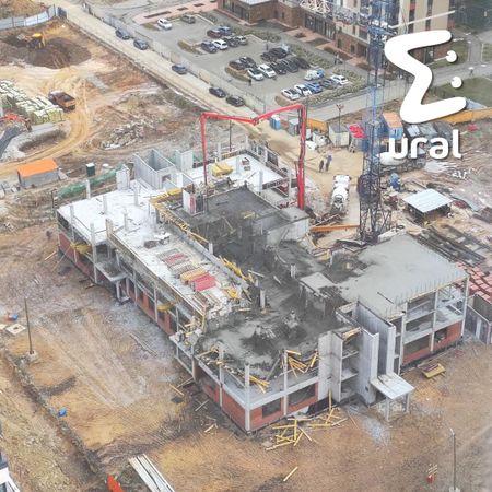 В Екатеринбурге на Эльмаше на рабочего обрушился потолок