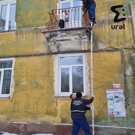 Двухлетний малыш запер маму на незастекленном балконе в Нижнем Тагиле