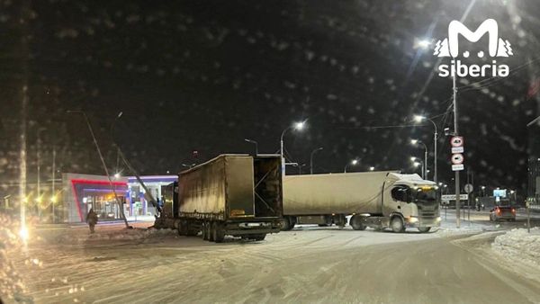 Две фуры и газель собрали огромную пробку в 6-м микрорайоне Новосибирска
