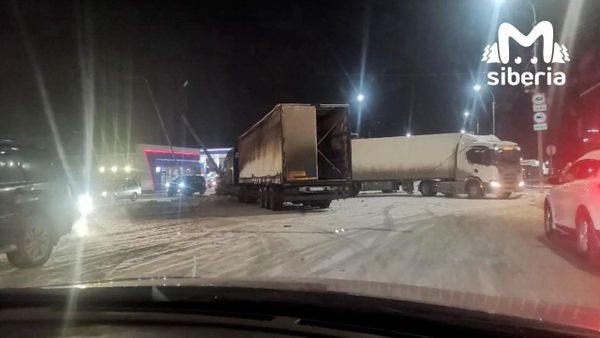 Две фуры и газель собрали огромную пробку в 6-м микрорайоне Новосибирска