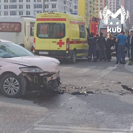 Легковушка вылетела на тротуар с пешеходами в Новороссийске