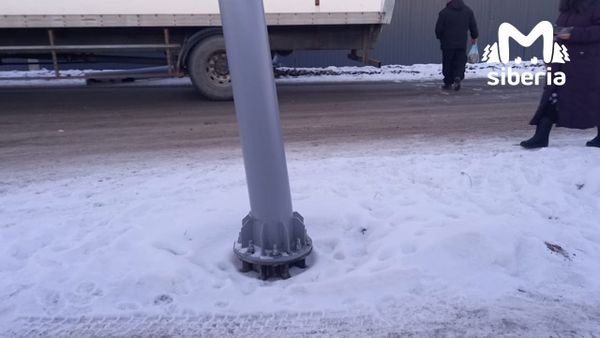 Многострадальный ограничитель для фур на Хилке в Новосибирске снова сломали