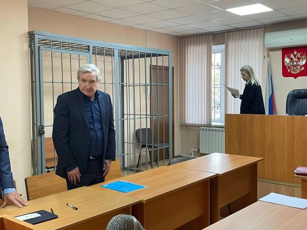 Начальника Госстройнадзора Новосибирской области обвиняют в получении взятки деньгами и коньяком