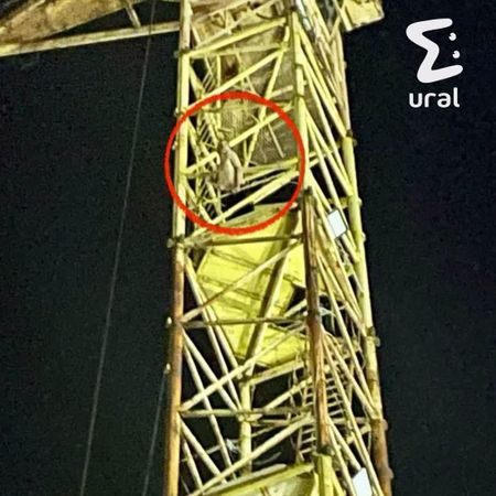 Голый мужчина забрался на башенный кран в Магнитогорске