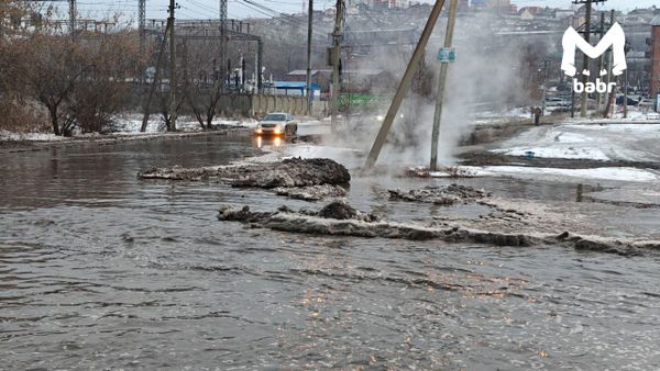 В одном из районов Иркутска уже больше недели хлещет из теплотрассы