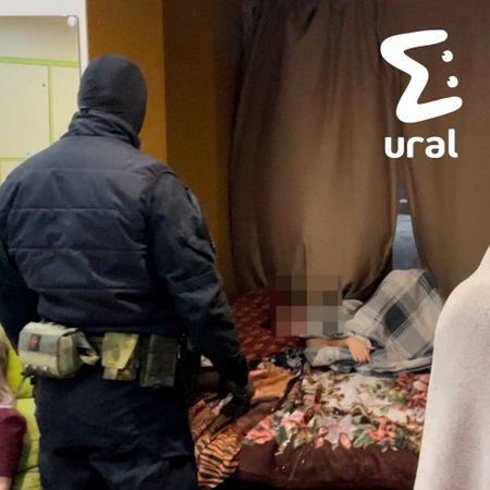 Силовикам пришлось с помощью кувалды открыть дверь в элитный БДСМ-салон в Екатеринбурге