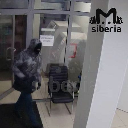 В Новосибирске мужчина с пистолетом ограбил отделение банка